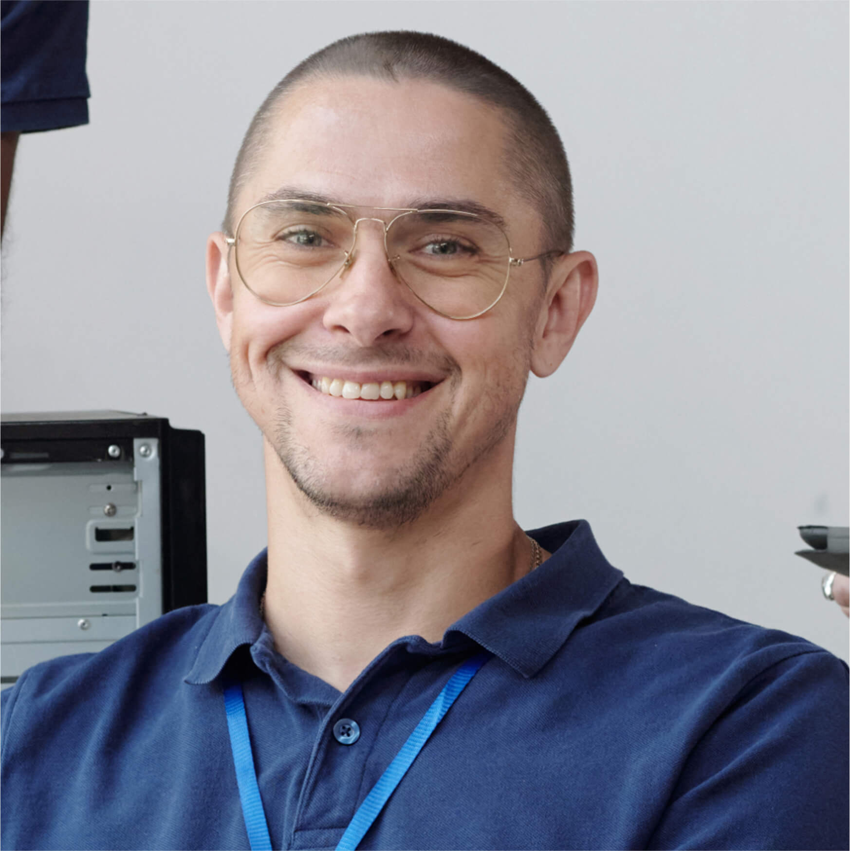 worker in office pd2c8nd.jpg