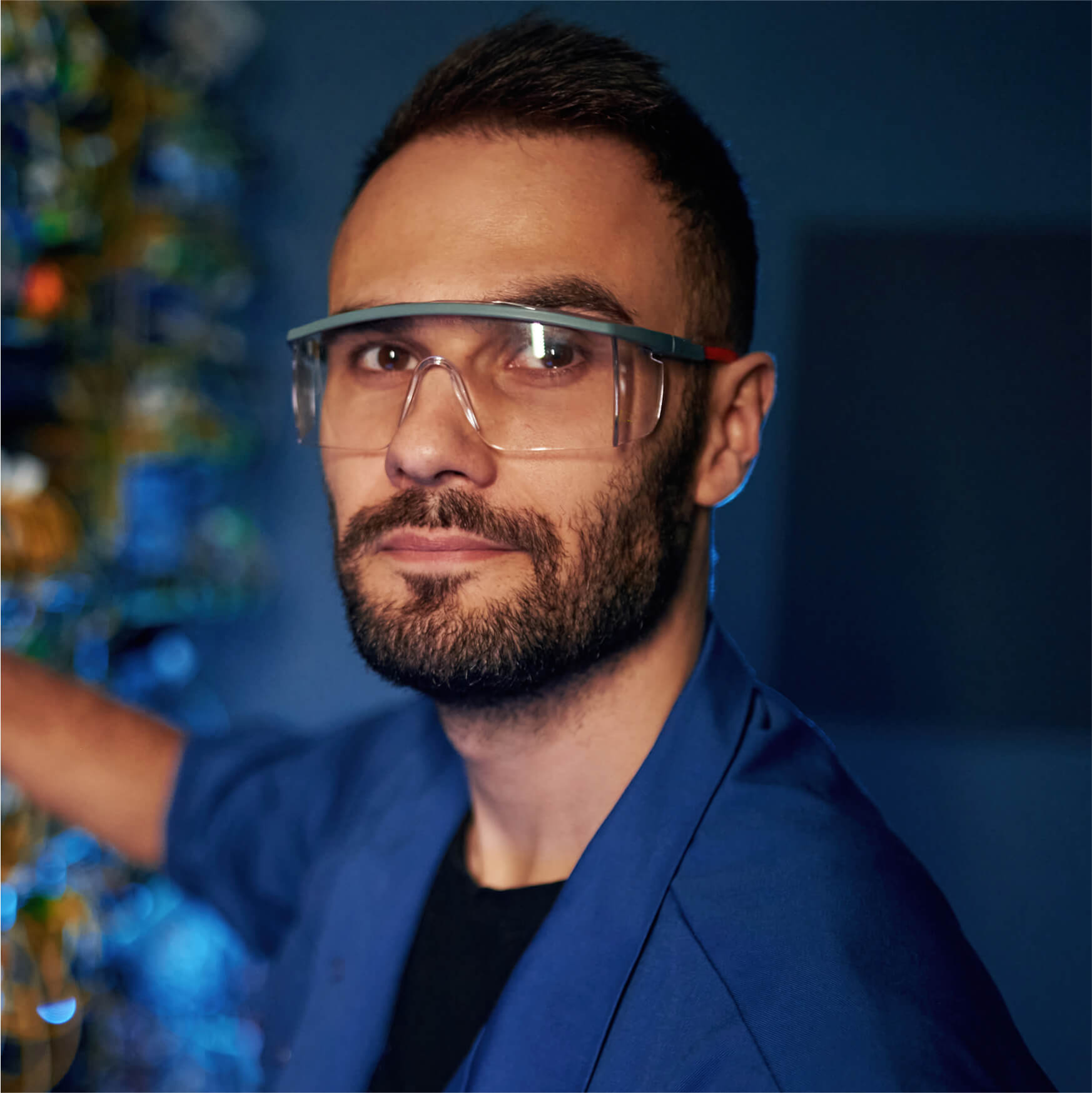 worker man is working with in 3v72v57.jpg